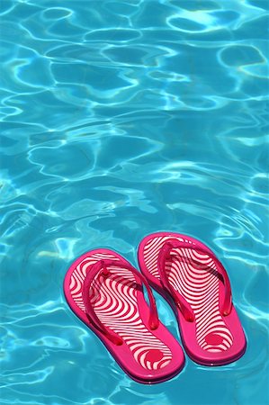 simsearch:400-05215524,k - Sandals by a swimming pool Foto de stock - Super Valor sin royalties y Suscripción, Código: 400-04948405