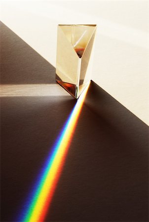 simsearch:400-08403707,k - A prism illustrating the refraction of white light into the colours of the spectrum Foto de stock - Royalty-Free Super Valor e Assinatura, Número: 400-04948886