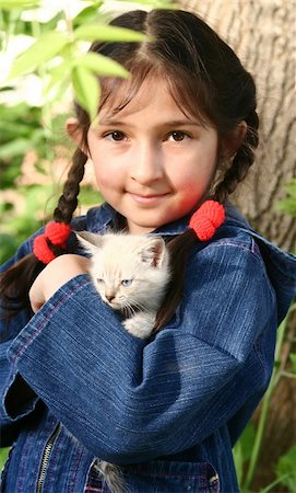 La belle fille avec un chaton sur les mains Photographie de stock - Aubaine LD & Abonnement, Code: 400-04949380