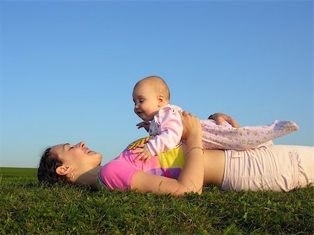 paha_l (artist) - Mutter mit Baby auf Sonnenuntergang Lüge von der Seite Stockbilder - Microstock & Abonnement, Bildnummer: 400-04940278
