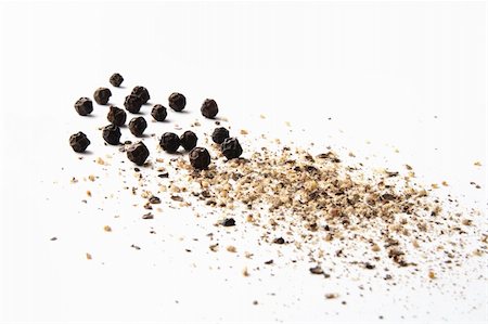 whole and ground black pepper on white Foto de stock - Royalty-Free Super Valor e Assinatura, Número: 400-04940549