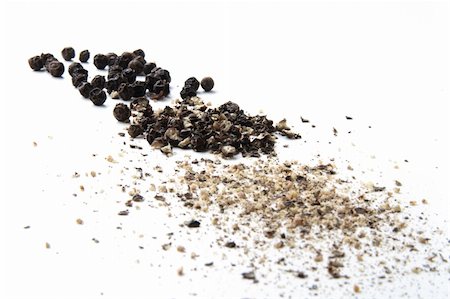 whole, cracked and ground black pepper on white Foto de stock - Royalty-Free Super Valor e Assinatura, Número: 400-04940550