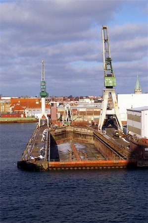 doca seca - Ship dry dock in Frederikshavn in Denmark Foto de stock - Royalty-Free Super Valor e Assinatura, Número: 400-04940657