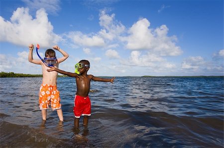 Two young boys playing with snorkel gear in the water - one Caucasian, one African American. John Pennecamp Park, Florida Keys. Foto de stock - Royalty-Free Super Valor e Assinatura, Número: 400-04940756