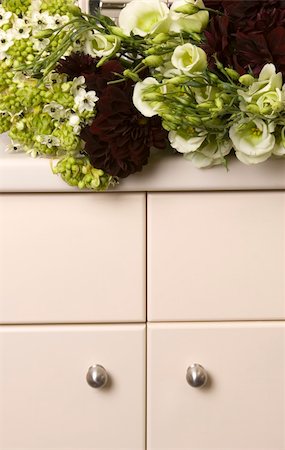 simsearch:400-04569116,k - Multiple Peony flowers on a work surface/cupboard Photographie de stock - Aubaine LD & Abonnement, Code: 400-04940933