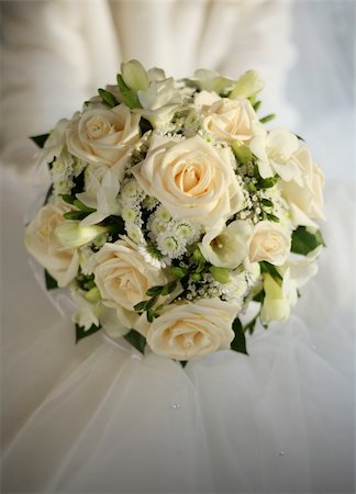 simsearch:400-04440941,k - Wedding bouquet from beige roses on a background of a wedding dress Fotografie stock - Microstock e Abbonamento, Codice: 400-04941374