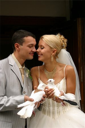 simsearch:400-04440941,k - The groom and the bride with white pigeons Fotografie stock - Microstock e Abbonamento, Codice: 400-04941560