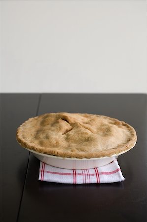 Fresh Baked apple Pie on a red and white kitchen towel Stockbilder - Microstock & Abonnement, Bildnummer: 400-04942018