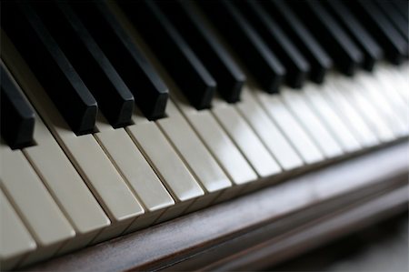simsearch:400-03958037,k - A closeup of the keys of a piano, shot with shallow depth of field. Foto de stock - Super Valor sin royalties y Suscripción, Código: 400-04942128