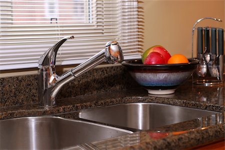 simsearch:400-03961189,k - Interior of a modern kitchen with granite counter top and stanless steel double sink Fotografie stock - Microstock e Abbonamento, Codice: 400-04942474