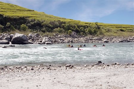 simsearch:614-01171527,k - Kayaking on the Bhote Koshi in Nepal. The river has class 4-5 rapids. Fotografie stock - Microstock e Abbonamento, Codice: 400-04942916