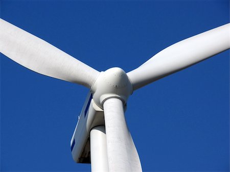 close-up portrait of wind turbine in blue sky Fotografie stock - Microstock e Abbonamento, Codice: 400-04942940