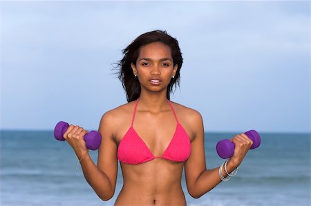 Caribbean fitness model doing dumbbell exercises Foto de stock - Super Valor sin royalties y Suscripción, Código: 400-04943515