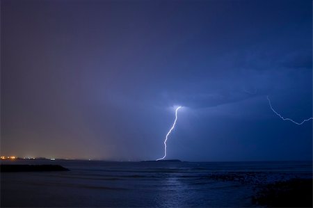 simsearch:400-04701684,k - Blue lightning bolt over the ocean Stock Photo - Budget Royalty-Free & Subscription, Code: 400-04943644