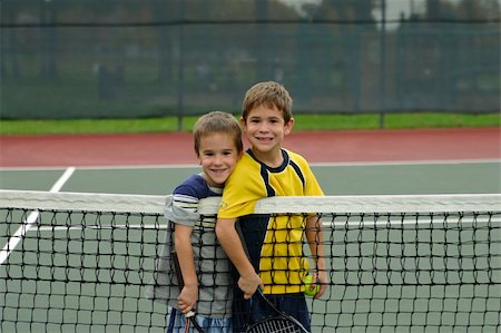 simsearch:400-04449607,k - Two young boys smiling playing tennis Photographie de stock - Aubaine LD & Abonnement, Code: 400-04943793