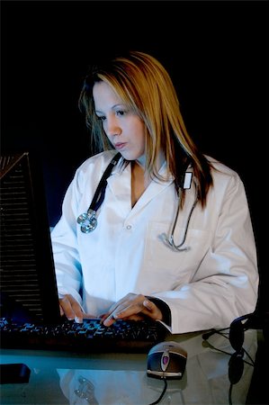 simsearch:400-08339142,k - A doctor working at a computer. Photographie de stock - Aubaine LD & Abonnement, Code: 400-04943898