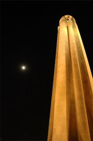 National landmark stands it's own next to a full moon. Stockbilder - Microstock & Abonnement, Bildnummer: 400-04943937