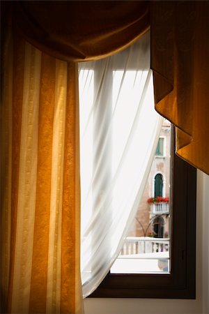 Window with drapes in Venice, Italy. Foto de stock - Super Valor sin royalties y Suscripción, Código: 400-04954086
