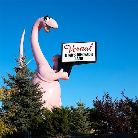 Pink dinosaur holding sign for city of Vernal, Utah. Foto de stock - Super Valor sin royalties y Suscripción, Código: 400-04954249