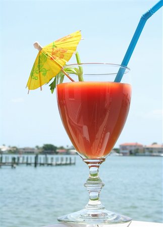 simsearch:400-04955245,k - Bloody mary with yellow umbrella by the water Foto de stock - Super Valor sin royalties y Suscripción, Código: 400-04955245