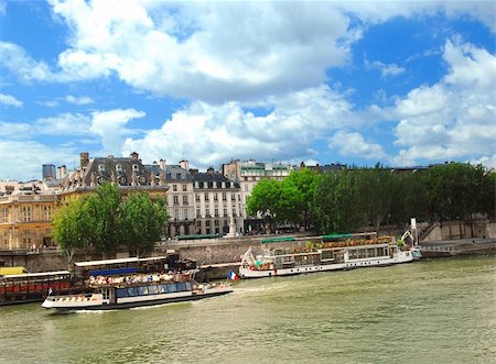 simsearch:400-04455773,k - Tourist cruise boats on river Seine in Paris, France. Foto de stock - Royalty-Free Super Valor e Assinatura, Número: 400-04955585