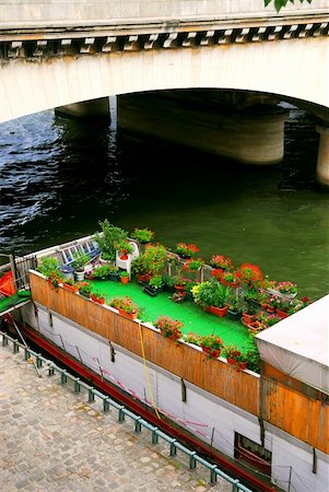 simsearch:400-04955587,k - Charming houseboat with flowers docked on Seine in Paris, France Fotografie stock - Microstock e Abbonamento, Codice: 400-04955588