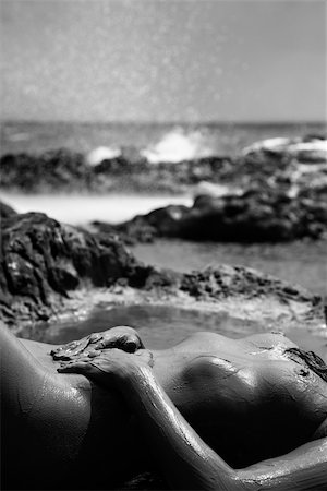 simsearch:400-04956611,k - Young adult Caucasian female nude lying on rocky coast of Maui, Hawaii. Photographie de stock - Aubaine LD & Abonnement, Code: 400-04955782