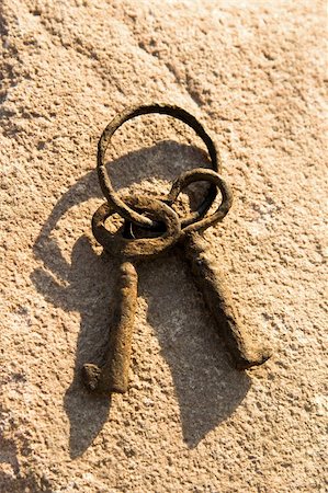 simsearch:400-03955247,k - Antique Rusty Keys on a Stone Photographie de stock - Aubaine LD & Abonnement, Code: 400-04955795