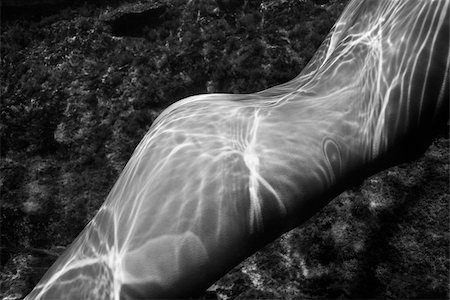 skinny-dipping - Caucasian young nude female body underwater. Photographie de stock - Aubaine LD & Abonnement, Code: 400-04956677