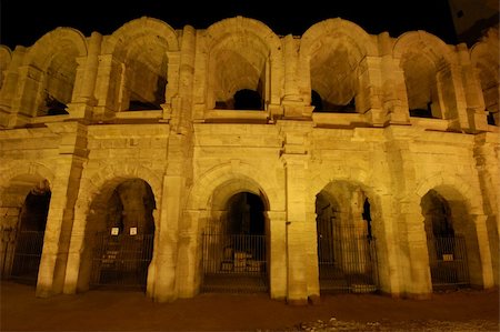 The Roman Arena in Arles, France, illuminated at night Stockbilder - Microstock & Abonnement, Bildnummer: 400-04956830