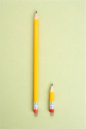 simsearch:400-04451935,k - One long pencil and one short pencil placed side by side in comparison. Fotografie stock - Microstock e Abbonamento, Codice: 400-04956959