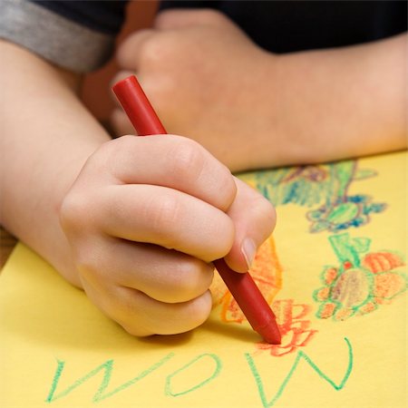 Caucasian boy drawing on yellow paper with crayons. Foto de stock - Super Valor sin royalties y Suscripción, Código: 400-04957412