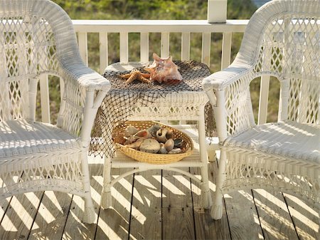 Two wicker chairs with table between them with seashells. Foto de stock - Royalty-Free Super Valor e Assinatura, Número: 400-04957802