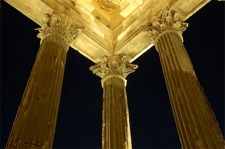 Maison Caree in Nimes, France, illuminated by night Fotografie stock - Microstock e Abbonamento, Codice: 400-04958016