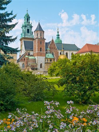 Wavel Castle Cathedral and the park in Cracow, Poland Foto de stock - Super Valor sin royalties y Suscripción, Código: 400-04958356