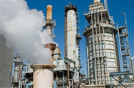 simsearch:400-05898394,k - The complex systems of an oil refinery and its operations Stockbilder - Microstock & Abonnement, Bildnummer: 400-04958501