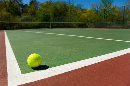 Bright greenish, yellow tennis balls on freshly painted cement court Stock Photo - Budget Royalty-Free & Subscription, Code: 400-04958657