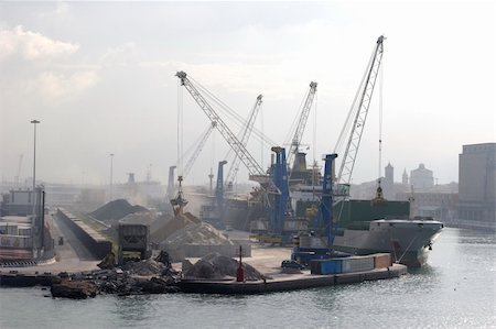 simsearch:400-08493606,k - freight ship being loaded with aggregate on dockside Foto de stock - Super Valor sin royalties y Suscripción, Código: 400-04959034