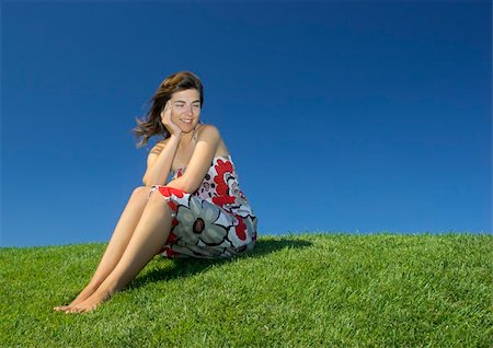 simsearch:400-03962885,k - Beautiful woman relaxing on a beautiful green field Foto de stock - Super Valor sin royalties y Suscripción, Código: 400-04959173