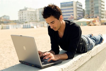fabthi (artist) - Attractive man outdoor works with a laptop Foto de stock - Super Valor sin royalties y Suscripción, Código: 400-04959462