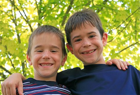 simsearch:400-04449607,k - Two Boys Smiling with the Trees in Background Photographie de stock - Aubaine LD & Abonnement, Code: 400-04950014