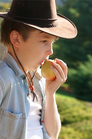 simsearch:400-04979626,k - Diet and Nutrition - A boy eating a fresh apple in the countryside. Foto de stock - Super Valor sin royalties y Suscripción, Código: 400-04950410