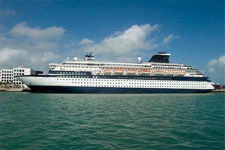 simsearch:400-04742364,k - Cruise ship in Miami Florida Foto de stock - Super Valor sin royalties y Suscripción, Código: 400-04950738