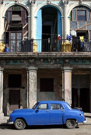 Classic American car on Havana street Fotografie stock - Microstock e Abbonamento, Codice: 400-04950766