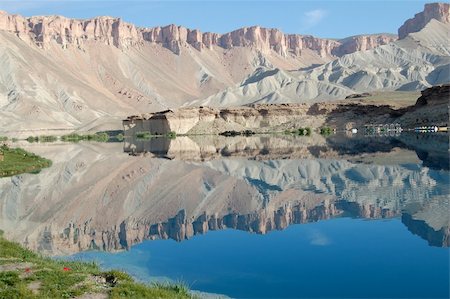 An amazingly blue lake in the desert / mountain scenery of the Hazarajat, Central Afghanistan Foto de stock - Super Valor sin royalties y Suscripción, Código: 400-04951417