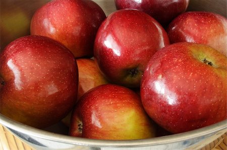 simsearch:400-07619844,k - Delicious red apples in a bowl Foto de stock - Royalty-Free Super Valor e Assinatura, Número: 400-04951454