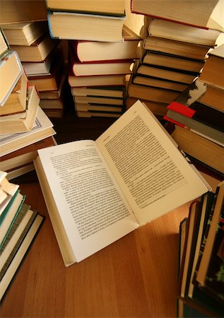 simsearch:400-04950813,k - Many old books combined by a heap. Russian saying 'Knowledge - light, ignorance - darkness' Fotografie stock - Microstock e Abbonamento, Codice: 400-04951879