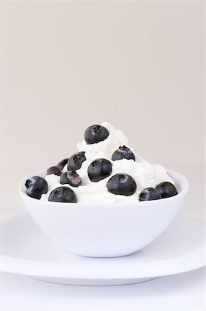 Blueberries in fresh whipped cream and delicious sweet treat!! Foto de stock - Super Valor sin royalties y Suscripción, Código: 400-04951920