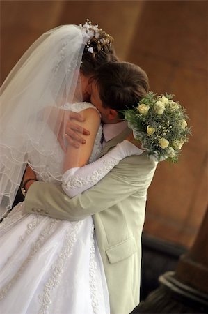 simsearch:400-04444100,k - Newly-married couple kiss Foto de stock - Super Valor sin royalties y Suscripción, Código: 400-04952254