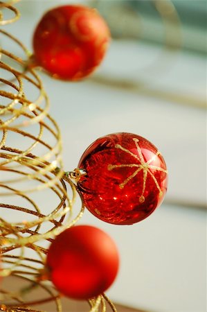 simsearch:400-04499150,k - Some christmas balls decorated on a golden frame made tree Foto de stock - Royalty-Free Super Valor e Assinatura, Número: 400-04953200